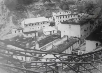 “Aspirant Refati, i ra me dru në kokë të burgosunin që shkoi tek telat, ta vrisnin rojet, e shtriu për tokë dhe me një gur të madh që mezi e ngriti, i ra në…”/ Ngjarja tronditëse në kampin e Rinasit në ’56-ën