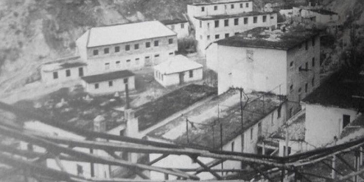 “Aspirant Refati, i ra me dru në kokë të burgosunin që shkoi tek telat, ta vrisnin rojet, e shtriu për tokë dhe me një gur të madh që mezi e ngriti, i ra në…”/ Ngjarja tronditëse në kampin e Rinasit në ’56-ën