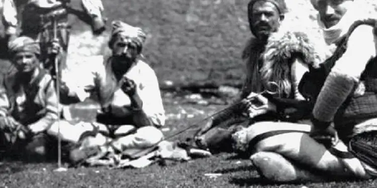 “Në çdo sofër, një sahan i madh i drunjtë me kaçamak, ku duhej ngrënë bashkërisht, me lugën që e kishte sjellë secili me vete dhe në fund, sollën kos…”/ Reportazhi i antropologut gjerman, në 1937-ën