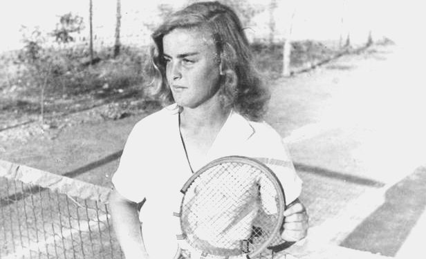 “Ne, s’pranuam të punonim në Savër dhe Handani, tha; le të vijë Enver Hoxha këtu, të më pushkatojë, se unë…”/ Dëshmia e rrallë e tre motrave Hoxha, kushërira të diktatorit, që vuajtën 30 vjet internim