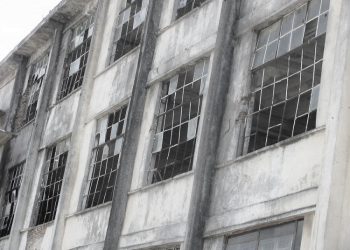 “Në 1967-ën, në repartin e fishekzjarrëve që drejtonte Hajdar Ferra, u dogjën 6 gra, dhe 6 të tjera më pas, prej gabimit fatal të Man Kadiut e Iliaz Kolarit…”/ Incidentet e panjohura në industrinë kimike të Durrësit