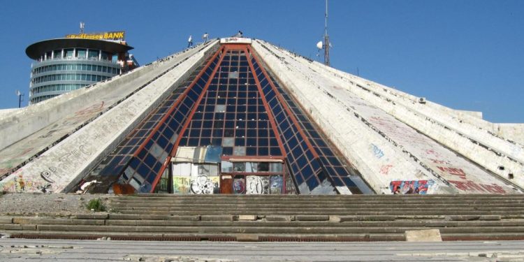 “Në Himarë, flamuri grek, valëvitet para një restoranti, ku një bandë me bouzouki, klarinetë dhe dajre, që luan muzikë greke, të ftuarit kërcejnë, hanë ‘suvlaque’, pinë uzo…”/ Udhëtimi i turistit gjerman, para dhe pas ’90-ës
