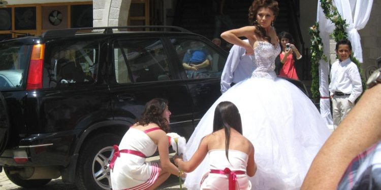 “Në Himarë, flamuri grek, valëvitet para një restoranti, ku një bandë me bouzouki, klarinetë dhe dajre, që luan muzikë greke, të ftuarit kërcejnë, hanë ‘suvlaque’, pinë uzo…”/ Udhëtimi i turistit gjerman, para dhe pas ’90-ës