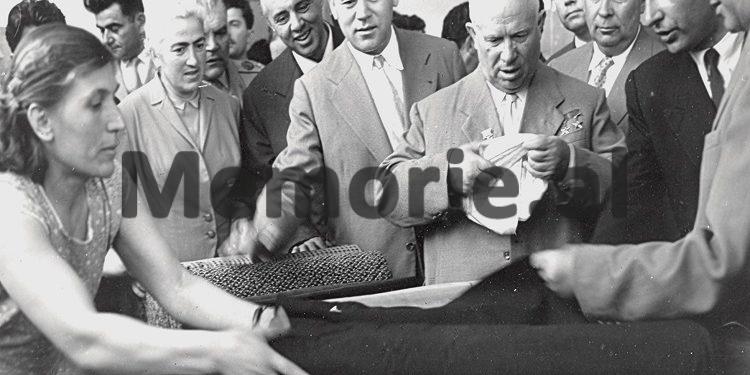 “Pasi Hrushovi u bë çakërrqejf me raki mani dhe babai i vuri një qeleshe në kokë, e të dy filluan të kërcenin e këndonin, udhëheqja ngriu…, por Enveri…”/ Rrëfimi i rrallë i bijës së artistit të famshëm korçar