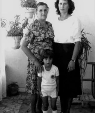 “Që 14 vjeçe, në kazëm e lopatë, mbas dy vitesh u martova në internim, ku më vdiq fëmija i parë dhe pa mbushur ende dy vjet, më burgosën bashkëshortin e…”/ Historia e trishtë e Adriana Radi Dine