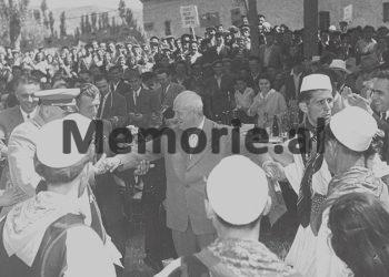 “Pasi Hrushovi u bë çakërrqejf me raki mani dhe babai i vuri një qeleshe në kokë, e të dy filluan të kërcenin e këndonin, udhëheqja ngriu…, por Enveri…”/ Rrëfimi i rrallë i bijës së artistit të famshëm korçar