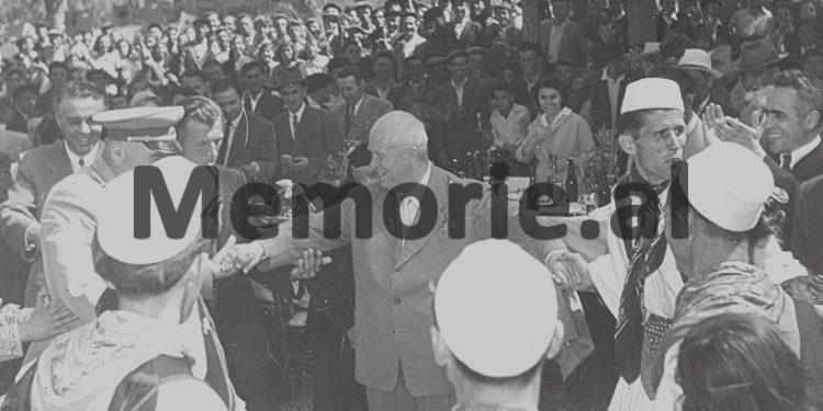 “Pasi Hrushovi u bë çakërrqejf me raki mani dhe babai i vuri një qeleshe në kokë, e të dy filluan të kërcenin e këndonin, udhëheqja ngriu…, por Enveri…”/ Rrëfimi i rrallë i bijës së artistit të famshëm korçar