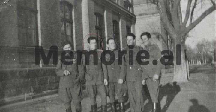 “Kapiten S. Qeleshi dhe toger Xh. Shehu, gjatë udhëtimit për në Bashkimin Sovjetik, në Rumani, ndahen nga shokët, duke mbetur pas vajzash…”/ Raportet sekrete, me aventurat e ushtarakëve, në vitet ‘50-të