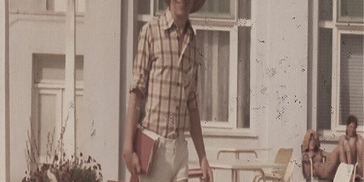 “Në Himarë, flamuri grek, valëvitet para një restoranti, ku një bandë me bouzouki, klarinetë dhe dajre, që luan muzikë greke, të ftuarit kërcejnë, hanë ‘suvlaque’, pinë uzo…”/ Udhëtimi i turistit gjerman, para dhe pas ’90-ës