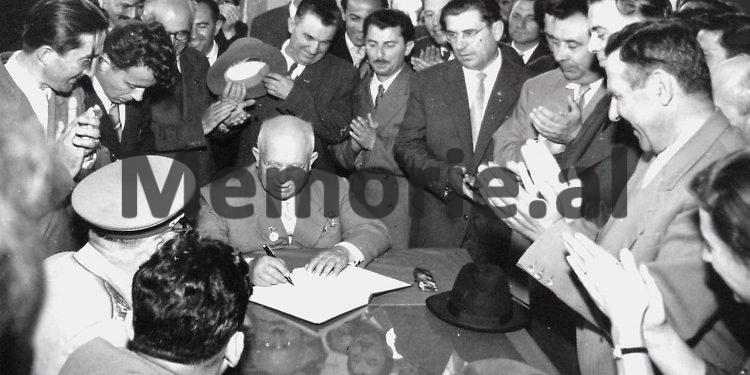 “Pasi Hrushovi u bë çakërrqejf me raki mani dhe babai i vuri një qeleshe në kokë, e të dy filluan të kërcenin e këndonin, udhëheqja ngriu…, por Enveri…”/ Rrëfimi i rrallë i bijës së artistit të famshëm korçar