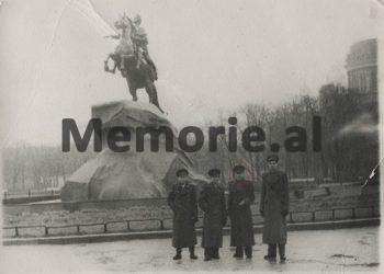 “Kapiten S. Qeleshi dhe toger Xh. Shehu, gjatë udhëtimit për në Bashkimin Sovjetik, në Rumani, ndahen nga shokët, duke mbetur pas vajzash…”/ Raportet sekrete, me aventurat e ushtarakëve, në vitet ‘50-të