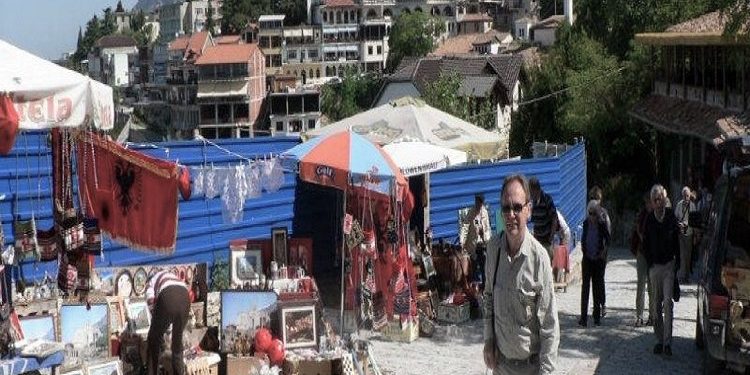 “Në Himarë, flamuri grek, valëvitet para një restoranti, ku një bandë me bouzouki, klarinetë dhe dajre, që luan muzikë greke, të ftuarit kërcejnë, hanë ‘suvlaque’, pinë uzo…”/ Udhëtimi i turistit gjerman, para dhe pas ’90-ës