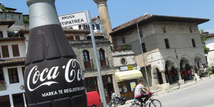 “Në Himarë, flamuri grek, valëvitet para një restoranti, ku një bandë me bouzouki, klarinetë dhe dajre, që luan muzikë greke, të ftuarit kërcejnë, hanë ‘suvlaque’, pinë uzo…”/ Udhëtimi i turistit gjerman, para dhe pas ’90-ës