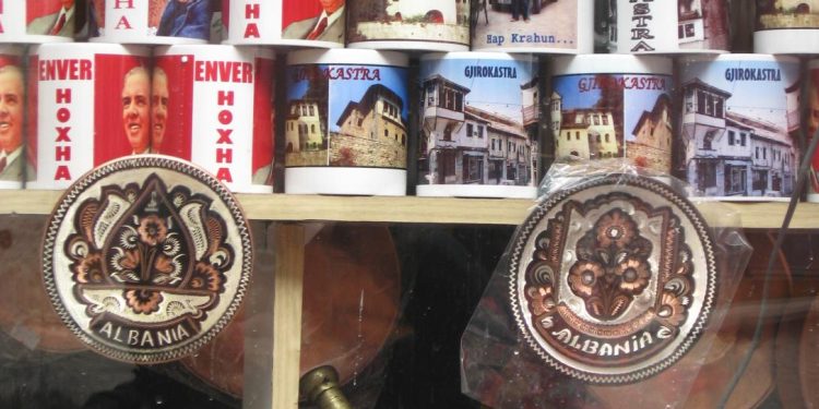 “Në Himarë, flamuri grek, valëvitet para një restoranti, ku një bandë me bouzouki, klarinetë dhe dajre, që luan muzikë greke, të ftuarit kërcejnë, hanë ‘suvlaque’, pinë uzo…”/ Udhëtimi i turistit gjerman, para dhe pas ’90-ës