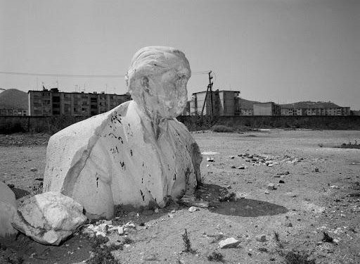 “Më 20 shkurt ’91, nga PTT-ja, deri te hyrja e Portit, mua më lanë vetëm në krye të protestës, por kur panë se ikën dy ushtarët, që ruanin bustin e Enverit, turma më shkeli dhe…”/ Kujtimet e ish-oficerit të Marinës