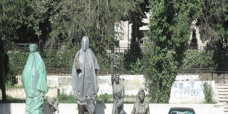 “Në Himarë, flamuri grek, valëvitet para një restoranti, ku një bandë me bouzouki, klarinetë dhe dajre, që luan muzikë greke, të ftuarit kërcejnë, hanë ‘suvlaque’, pinë uzo…”/ Udhëtimi i turistit gjerman, para dhe pas ’90-ës