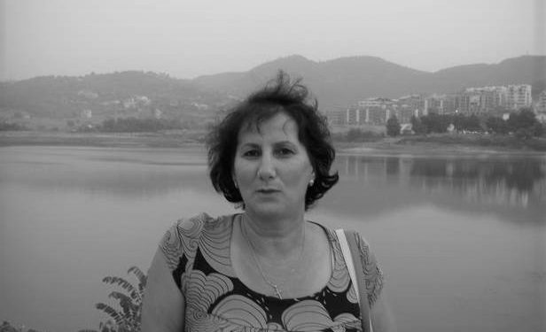 “Që 14 vjeçe, në kazëm e lopatë, mbas dy vitesh u martova në internim, ku më vdiq fëmija i parë dhe pa mbushur ende dy vjet, më burgosën bashkëshortin e…”/ Historia e trishtë e Adriana Radi Dine