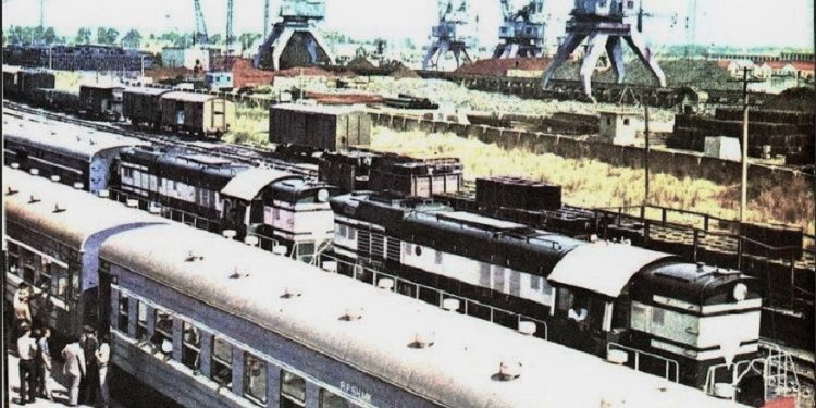 “Në Himarë, flamuri grek, valëvitet para një restoranti, ku një bandë me bouzouki, klarinetë dhe dajre, që luan muzikë greke, të ftuarit kërcejnë, hanë ‘suvlaque’, pinë uzo…”/ Udhëtimi i turistit gjerman, para dhe pas ’90-ës