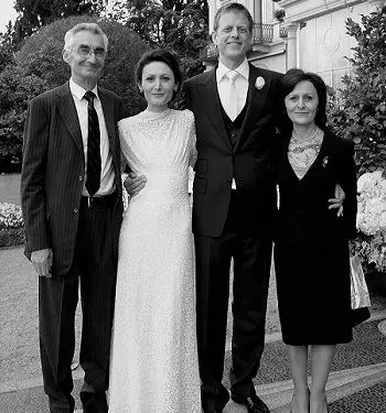 “Që 5 vjeçe, mësova të qep dhe të qëndis, aty në barangat e internimit në Savër të Lushnjes…”/ Historia e trishtë e Edirës, sot drejtore e koleksioneve femërore e ‘Valentino’ dhe ‘Ralph Lauren’ për Europën