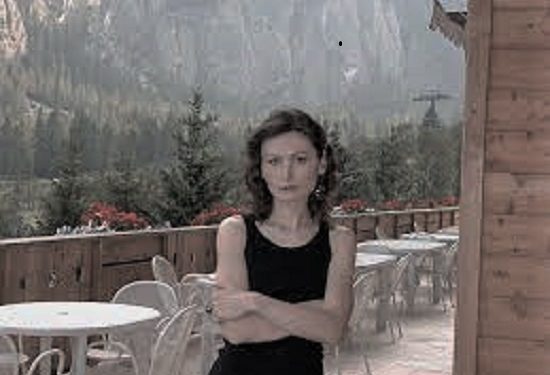 “Që 5 vjeçe, mësova të qep dhe të qëndis, aty në barangat e internimit në Savër të Lushnjes…”/ Historia e trishtë e Edirës, sot drejtore e koleksioneve femërore e ‘Valentino’ dhe ‘Ralph Lauren’ për Europën