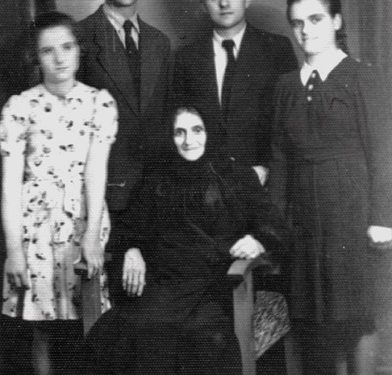 “Komunistët prishën varrin e gjyshit tim në Gjirokastër dhe eshtrat ia hodhën rrugëve, kurse në ’91-in, ata masakruan gjyshen me thika, por vrasësit…”/ Dëshmia tragjike nga SHBA-ja, e pinjollit të familjes së famëshme