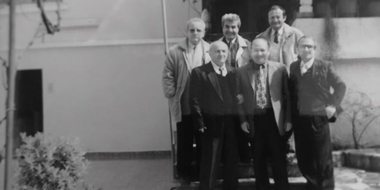 “Në maj 1972, pas një stërvitje në Durrës, në prani të anëtarëve të Byrosë Politike dhe të drejtuesve të Ushtrisë, Enveri e mbuloi me puthje Gjergj Titanin dhe…”/ Refleksionet e shkrimtarit të njohur