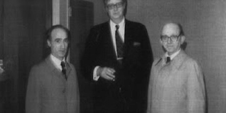 “Më 19 dhjetor ‘81, ne të Radios ‘Zani Atdheut’, dhamë të zgjeruar lajmin për vdekjen e Mehmet Shehut, sipas ‘New York Times’, e cila thoshte…”/ Dëshmia e rrallë e ish-gazetarit të “Zëri i Amerikës”!