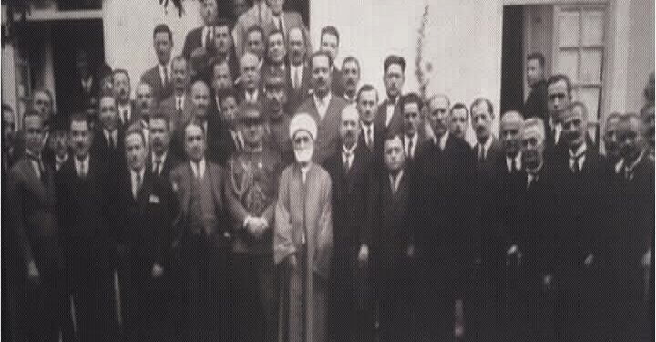 “Sheh Karbunara, ai që firmosi pavarësinë më 1912-ën, hapi Kongresin e Lushnjes, mik i ngushtë i Nolit, u arrestua nga Enver Hoxha dhe…”/ Historia tragjike e klerikut të famshëm, që u pushkatua bashkë me të birin