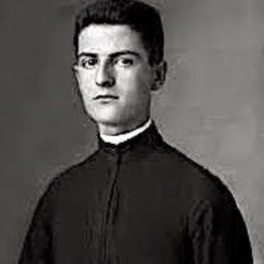 “Kur po jepte meshë në Kishën e Ungrejt, Sigurimi shkoi për ta arrestuar, por nga një dalje e fshehtë…”/ Historia e panjohur e meshtarit katolik, që luftoi me armë në dorë, deri sa u arratis nga Shqipëria