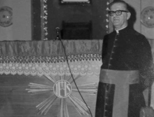 “Kur po jepte meshë në Kishën e Ungrejt, Sigurimi shkoi për ta arrestuar, por nga një dalje e fshehtë…”/ Historia e panjohur e meshtarit katolik, që luftoi me armë në dorë, deri sa u arratis nga Shqipëria