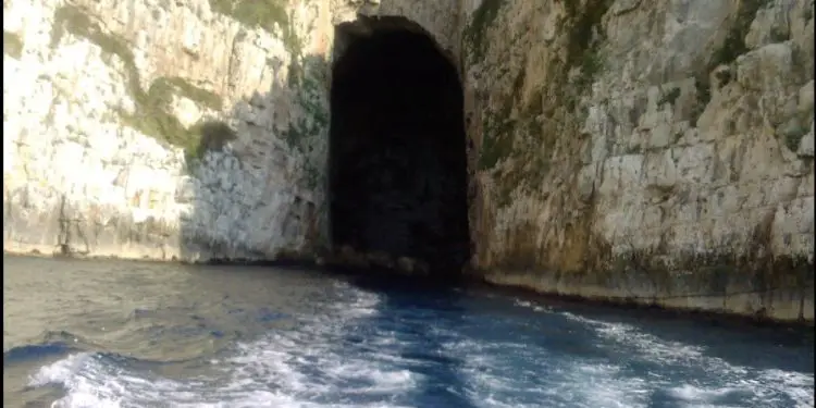 “Ndërsa më tregonte historinë e Kontit Xhemal Bazi, që u martua me konteshën spanjolle, në timoneri hyri K.M., kandidat partie, kapiten Vehbiu, ndërroi temën dhe…”/ Kujtimet e ish-oficerit të Marinës