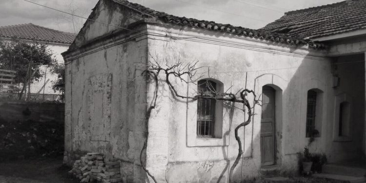 “Sheh Karbunara, ai që firmosi pavarësinë më 1912-ën, hapi Kongresin e Lushnjes, mik i ngushtë i Nolit, u arrestua nga Enver Hoxha dhe…”/ Historia tragjike e klerikut të famshëm, që u pushkatua bashkë me të birin