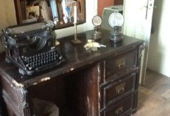 “Babai dinte tetë gjuhë të huaja dhe shkroi pa e ditur njeri, për 40 vjet, por në ’87-ën, kur do ikte në Itali, mori fshehtas romanin e tij, ‘Syri i Polifemit’…”/ Historia e panjohur e shkrimtarit poliglot