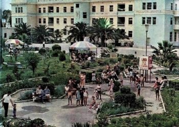 “Në Himarë, flamuri grek, valëvitet para një restoranti, ku një bandë me bouzouki, klarinetë dhe dajre, që luan muzikë greke, të ftuarit kërcejnë, hanë ‘suvlaque’, pinë uzo…”/ Udhëtimi i turistit gjerman, para dhe pas ’90-ës