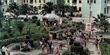 “In Himara, the Greek flag waves in front of a restaurant, where a band with bouzouki, clarinet and tambourine plays Greek music, guests dance, eat ‘souvaque’, drink ouzo…”/ The journey of a German tourist, before and after the ’90s