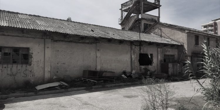 “Në 1967-ën, në repartin e fishekzjarrëve që drejtonte Hajdar Ferra, u dogjën 6 gra, dhe 6 të tjera më pas, prej gabimit fatal të Man Kadiut e Iliaz Kolarit…”/ Incidentet e panjohura në industrinë kimike të Durrësit