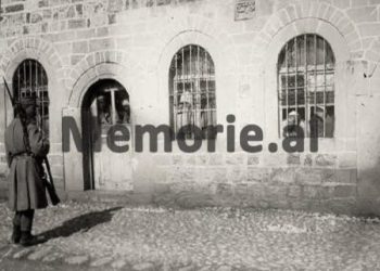 “Babai, ish-fotografi i Oborrit Mbretëror, vdiq në burg, më 13 maj 1958, gjoja nga verdhëza e zezë, por atij i’u injektua një gjilpërë, nga drejtori i spitalit të Durrësit, Koçi M.,”/ Dëshmia e ish-të dënuarit politik
