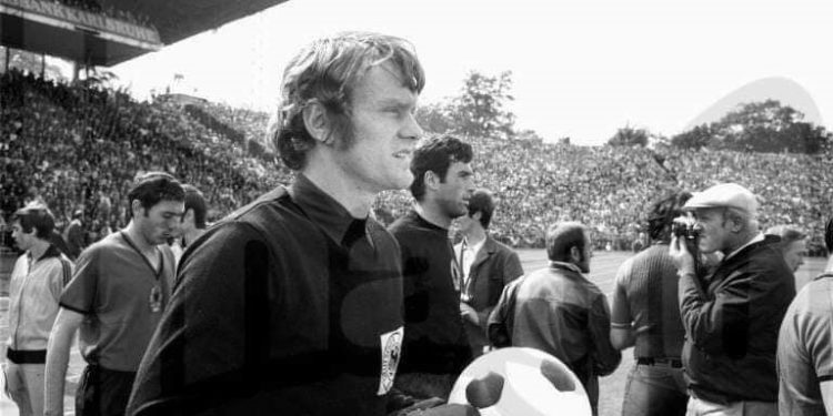 “Nuk harroj provokimin e Overatit, që më nxori takat në dyluftimin ajror dhe pas reagimit tim të ashpër, ndërhyri trajneri Helmut Shën, i cili…”/ Dëshmitë e rralla të ish-gardianit, të portës së “Partizanit”!