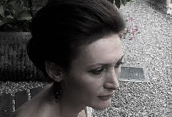“Që 5 vjeçe, mësova të qep dhe të qëndis, aty në barangat e internimit në Savër të Lushnjes…”/ Historia e trishtë e Edirës, sot drejtore e koleksioneve femërore e ‘Valentino’ dhe ‘Ralph Lauren’ për Europën