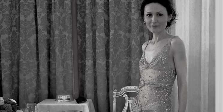 “Që 5 vjeçe, mësova të qep dhe të qëndis, aty në barangat e internimit në Savër të Lushnjes…”/ Historia e trishtë e Edirës, sot drejtore e koleksioneve femërore e ‘Valentino’ dhe ‘Ralph Lauren’ për Europën