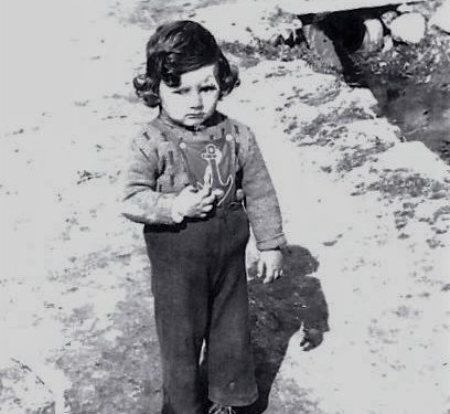 “Që 14 vjeçe, në kazëm e lopatë, mbas dy vitesh u martova në internim, ku më vdiq fëmija i parë dhe pa mbushur ende dy vjet, më burgosën bashkëshortin e…”/ Historia e trishtë e Adriana Radi Dine