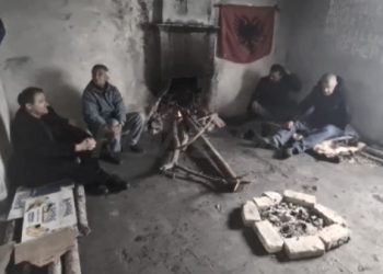 “Si vdiq në Qaf-Bari, miku im i ngushtë, Agimi, nga një penicilinë, komandanti që qëlloi me pistoletë të dënuarin dhe ilaçi që u hidhnin të burgosurve në gjellë…”?! / Dëshmitë e rralla të ish-oficerit të Marinës