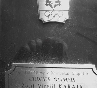 “Edhe pse ishte pak shtatshkurtër, pas fërshëllimës së bilbilit të tij, rrinin ‘sus’ edhe gjigantët më të mëdhenj të parketit basketbollit, pasi…”/ Historia e panjohur e legjendës së arbitrimit shqiptar