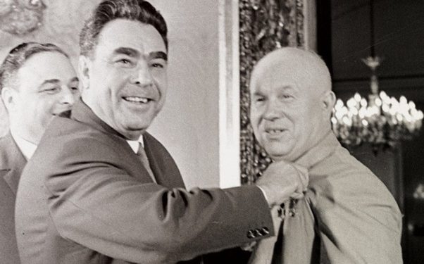 “Shokë, mbrëmë morëm një sihariq të madh, për ne dhe të gjithë marksistë-leninistët e botës, Hrushovi u shkarkua nga funksionet…”/ Ditari politik i Enver Hoxhës, dhe arkivat sekrete ruse, tetor ‘64