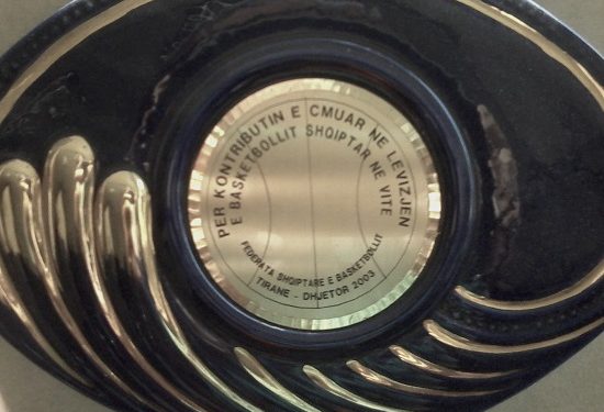 “Edhe pse ishte pak shtatshkurtër, pas fërshëllimës së bilbilit të tij, rrinin ‘sus’ edhe gjigantët më të mëdhenj të parketit basketbollit, pasi…”/ Historia e panjohur e legjendës së arbitrimit shqiptar