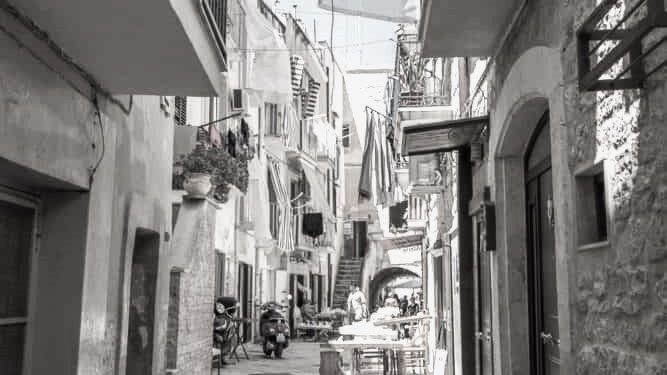 “Sapo unë ndryshova gjuhën dhe nga italisht, i fola shqip, ai shtangu, rrinte si i ngrirë e pas disa çastesh…”/ Misteri i tregtarit të vjetër shqiptar, që e njoha në Bari, në ’91-in