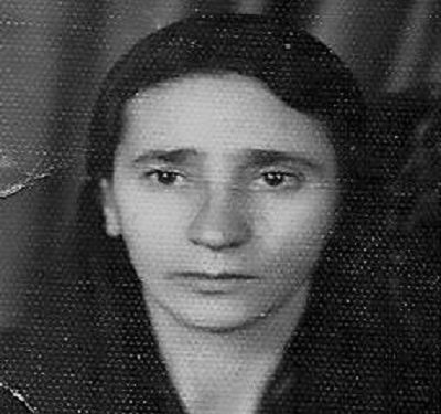 “Që 14 vjeçe, në kazëm e lopatë, mbas dy vitesh u martova në internim, ku më vdiq fëmija i parë dhe pa mbushur ende dy vjet, më burgosën bashkëshortin e…”/ Historia e trishtë e Adriana Radi Dine