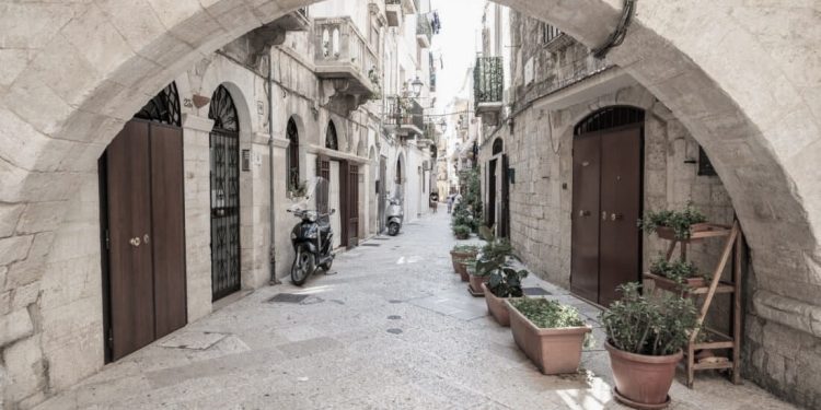 “Sapo unë ndryshova gjuhën dhe nga italisht, i fola shqip, ai shtangu, rrinte si i ngrirë e pas disa çastesh…”/ Misteri i tregtarit të vjetër shqiptar, që e njoha në Bari, në ’91-in