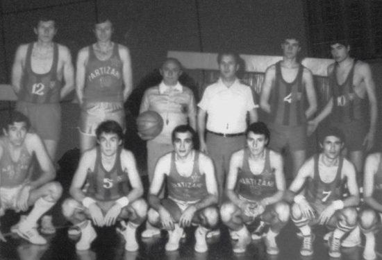 “Edhe pse ishte pak shtatshkurtër, pas fërshëllimës së bilbilit të tij, rrinin ‘sus’ edhe gjigantët më të mëdhenj të parketit basketbollit, pasi…”/ Historia e panjohur e legjendës së arbitrimit shqiptar