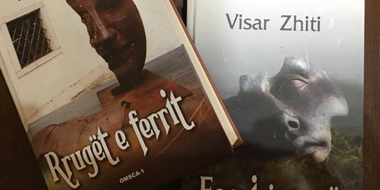 “Duhet të kesh mendjen e zemrën e Visar Zhitit, që i ‘spërkatur – siç thotë ai – me gjak librash të vrarë’, të përballosh burrërisht seanca gjyqesh mesjetare…”/ Refleksionet e shkrimtarit të njohur